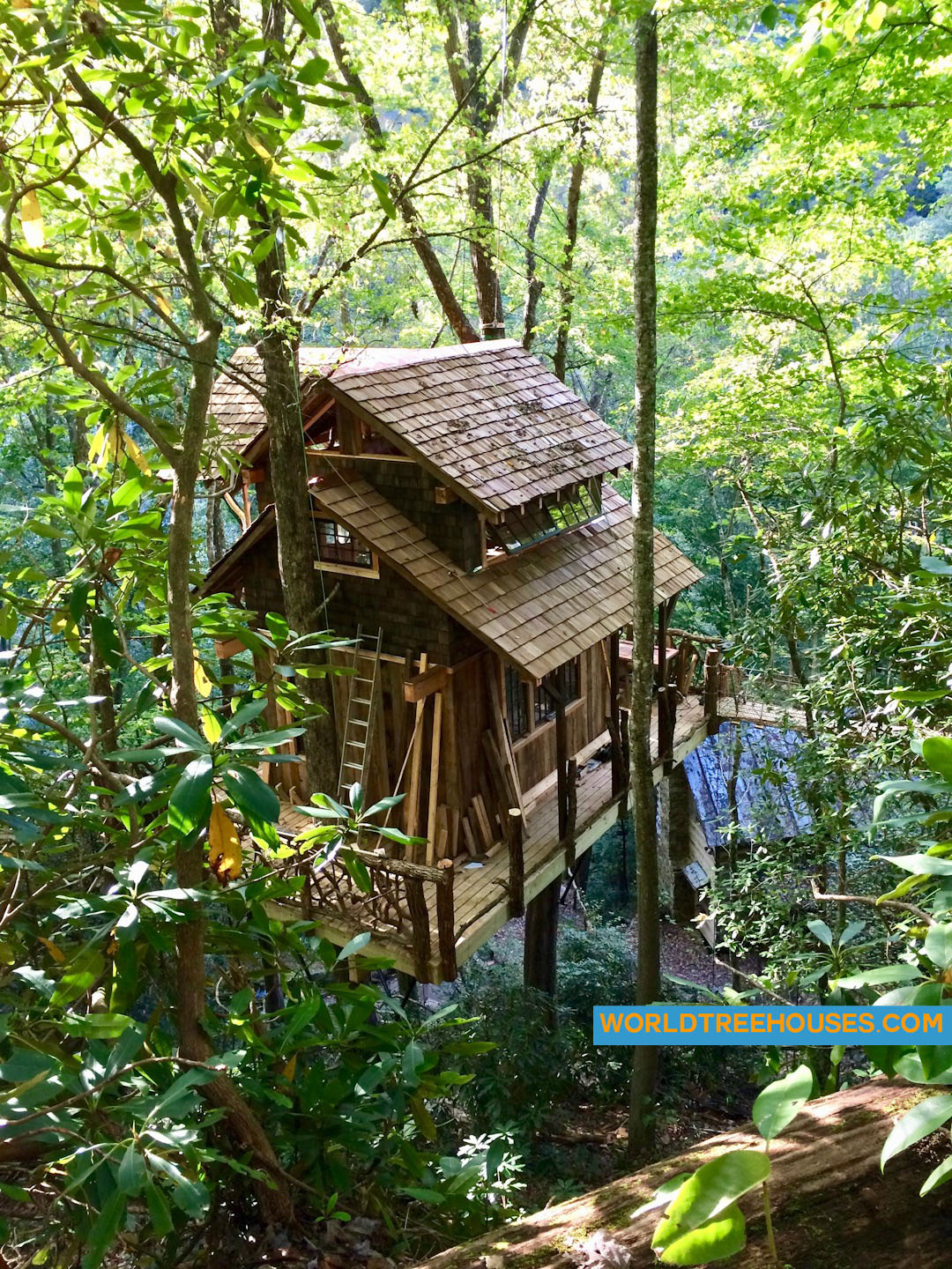 WNC tree house builder : Panthertown siding going up